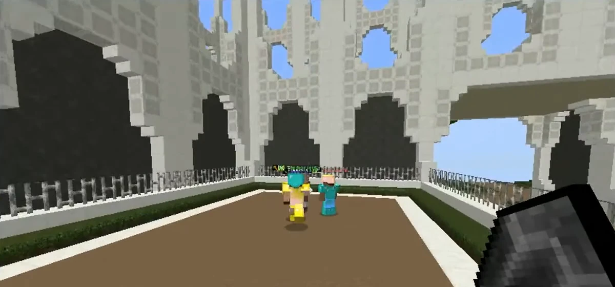 SweMine's white quartz spawn: tall arches, a railed courtyard and players in gold and diamond armour